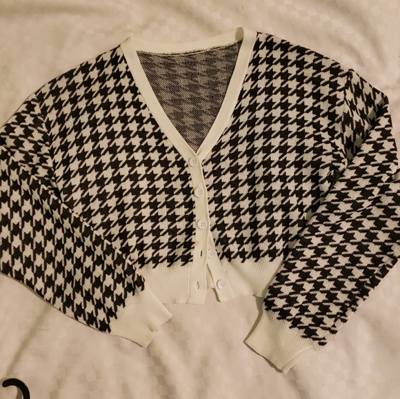 💜 2/$10 Houndstooth cardigan - Picture 1 of 4